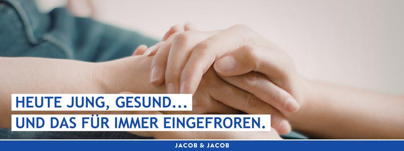 Kinderhand und Elternhand übereinander – Familien absichern mit Versicherungsmakler Jacob & Jacob Magdeburg