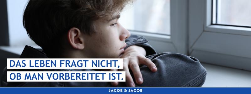 Jugendlicher nachdenklich – Berufsunfähigkeitsversicherung für Schüler