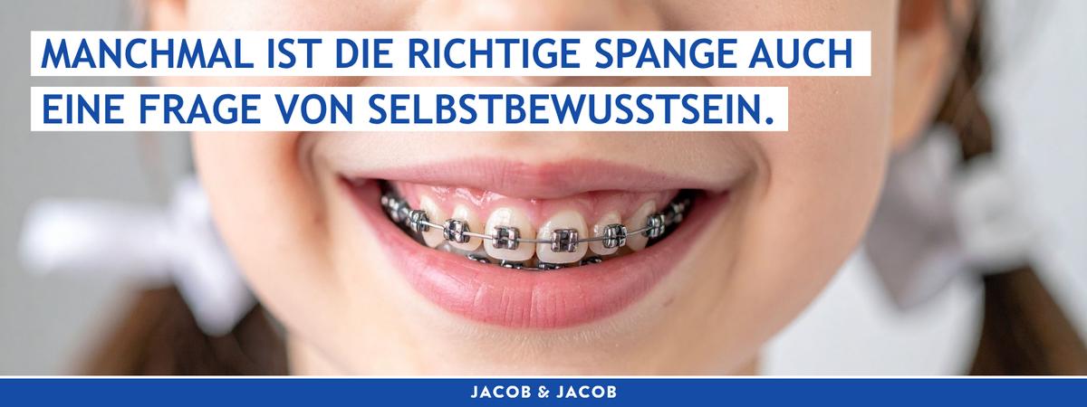 Mädchen mit Zahnspange lächelt selbstbewusst – Kieferorthopädie Absicherung für Kinder Magdeburg