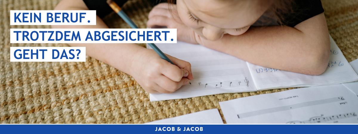 Kind schreibt konzentriert am Schreibtisch – BU für Kinder in Magdeburg