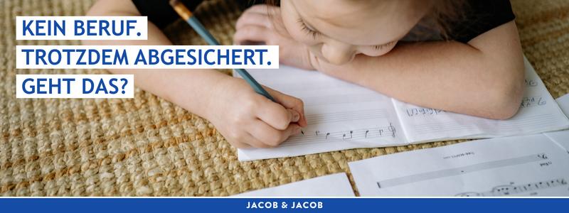 Kind schreibt konzentriert am Schreibtisch – BU für Kinder in Magdeburg
