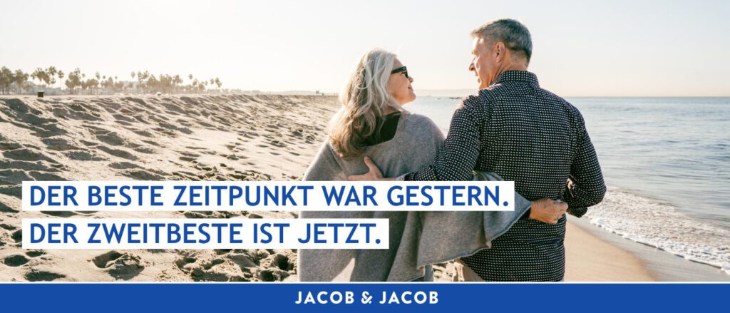 Älteres Paar geht gemeinsam am Strand und blickt auf die Zeit im Ruhestand.