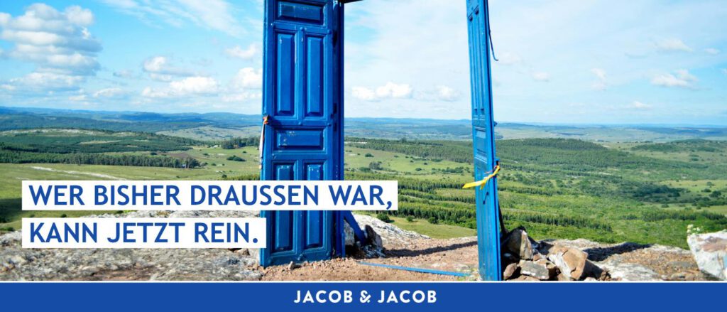 Geöffnete blaue Tür mit Blick in eine weite Landschaft und dem Hinweis „Wer bisher draußen war, kann jetzt rein.“
