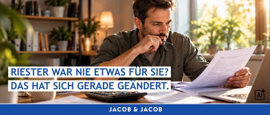Mann prüft seine Altersvorsorge-Unterlagen mit dem Hinweis „Riester war nie etwas für Sie? Das hat sich gerade geändert.“